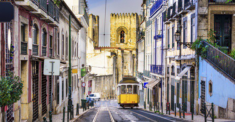 Calle típica de Lisboa con el tranvía. Sean Pavone (iStock)
