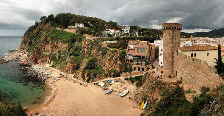 Vista parcial de una de las playas de Tossa de Mar y de parte de su muralla. Jorge Franganillo (Flickr)