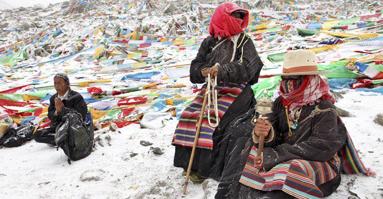 Peregrinos budistas rezando de camino al Kailash. Zanskar (iStock)