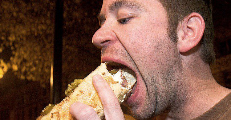 Comiendo un hot dog. Joel Telling (Flickr)