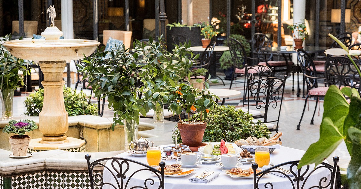 Desayuno en el patio. Hotel Alfonso XIII Sevilla 
