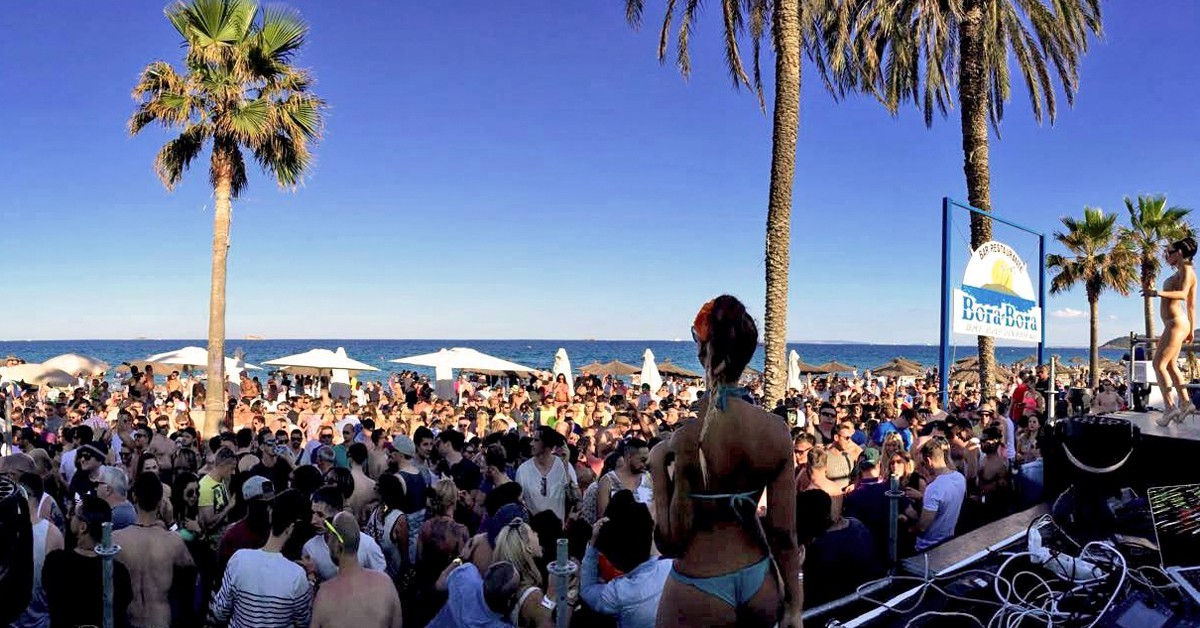 Fiesta en la playa. Bora Bora Ibiza (Foter)