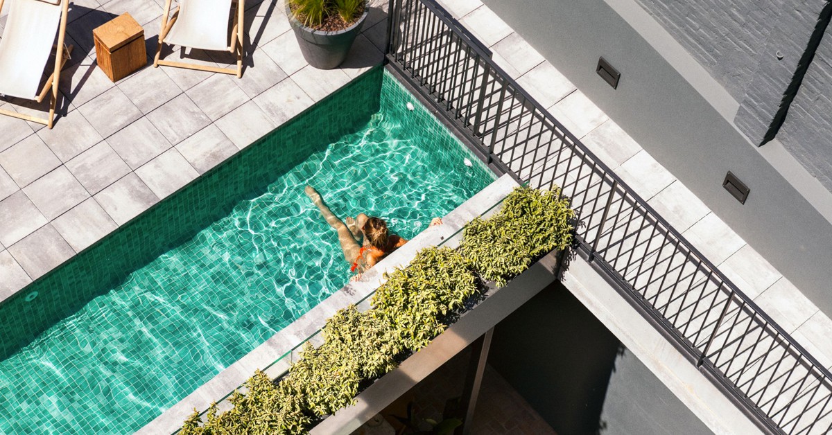 Piscina geométrica desde arriba. Hotel Brummell