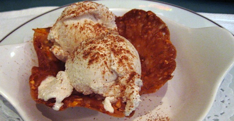 Helado de leche merengada sobre teja de almendras con glasé de naranja. deramaenrama (Foter)