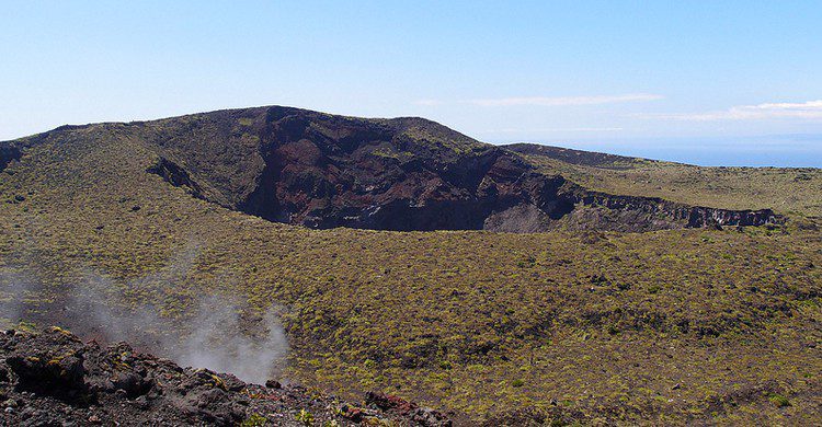 Cráter @ Caldera loop trail @ Mount Mihara @ Oshima. Guilhem Vellut (Foter)