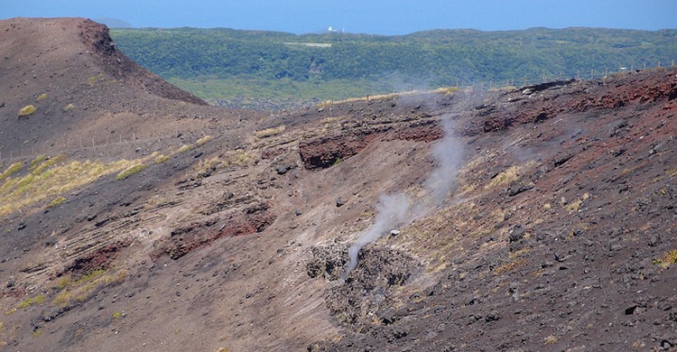Humo @ Caldera loop trail @ Mount Mihara @ Oshima. Guilhem Vellut (Foter)