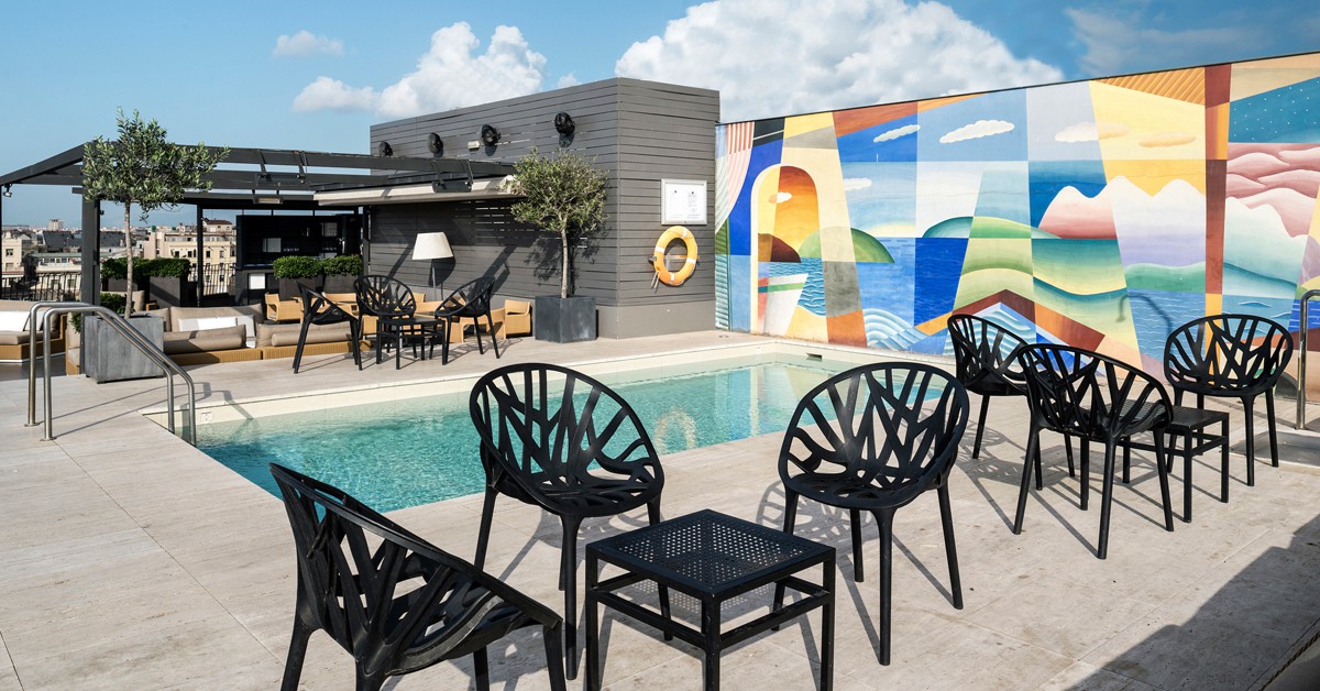 Piscina, terraza y mural. Hotel Majestic