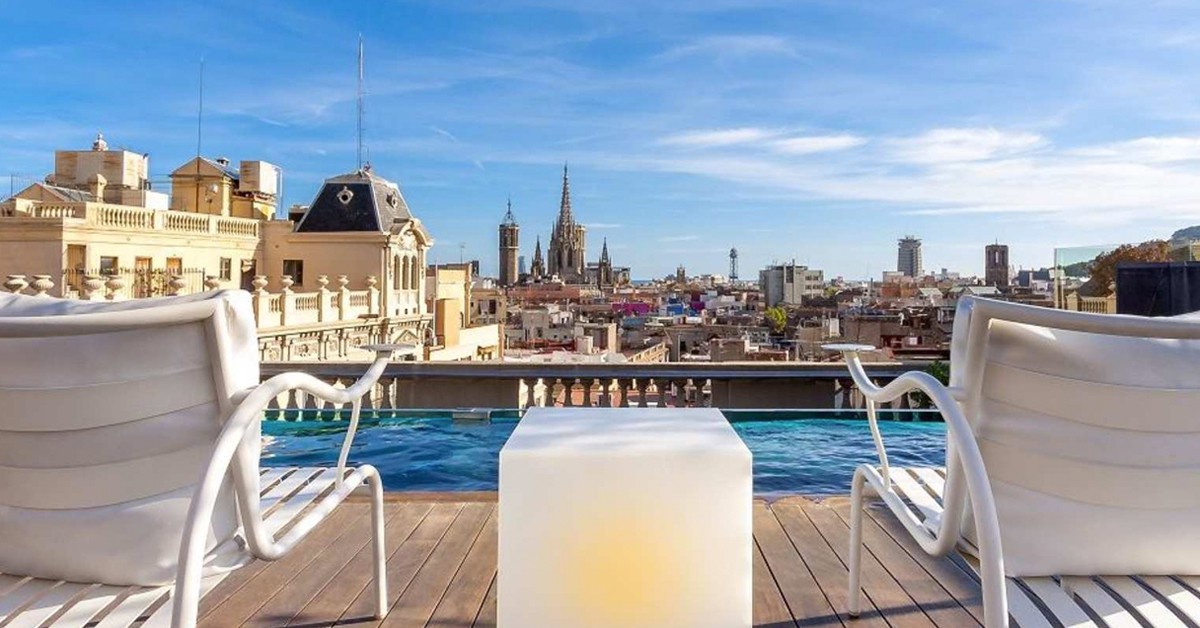 Piscina panorámica del hotel. Ohla Barcelona