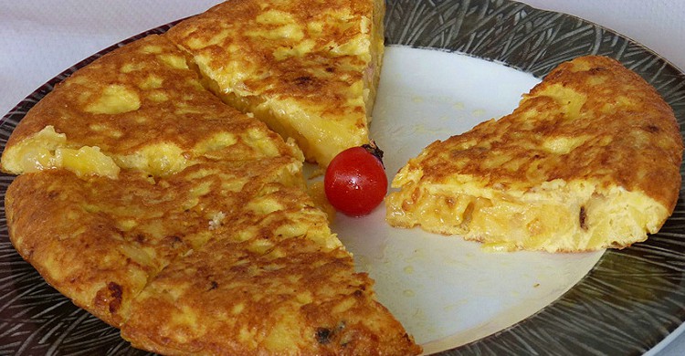 Tortilla con un cherry en el centro. juantiagues (Foter)