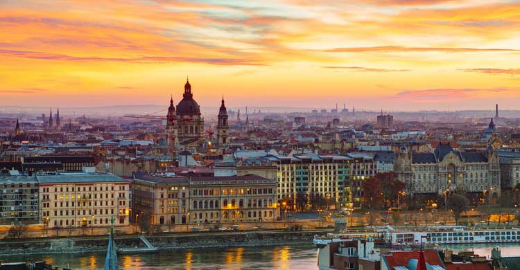 Imagen de Budapest con la Basílica de San Esteban al amanecer (iStock)