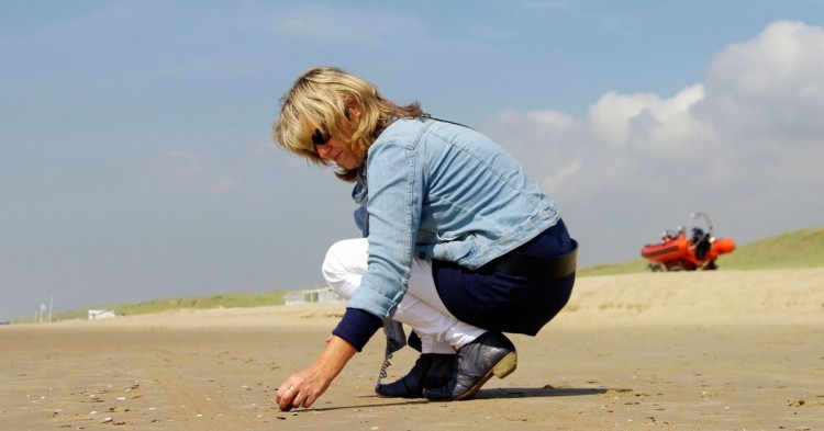 Buscar conchitas en la playa (Istock)