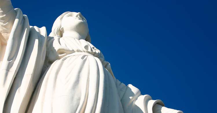 Imagen de la Virgen María en el cerro San Cristóbal (iStock)