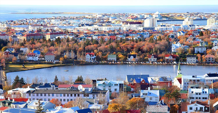 Islandia también cuenta con preciosas ciudades (Wikipedia)