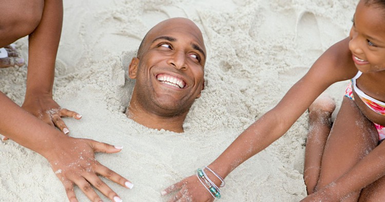 Jugar al enterrado (Istock)