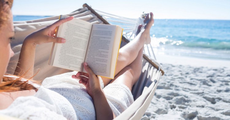 Leer bajo la sombrilla (Istock)