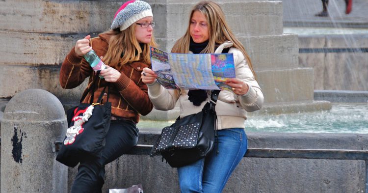 Desplegar un mapa siempre nos delata como guiris (Flickr)