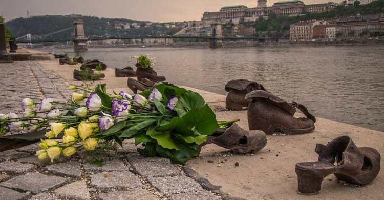Monumento de los Zapatos a orillas del Danubio (iStock)