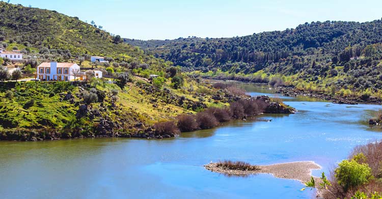 Vista del Guadiana en Mértola (iStock)