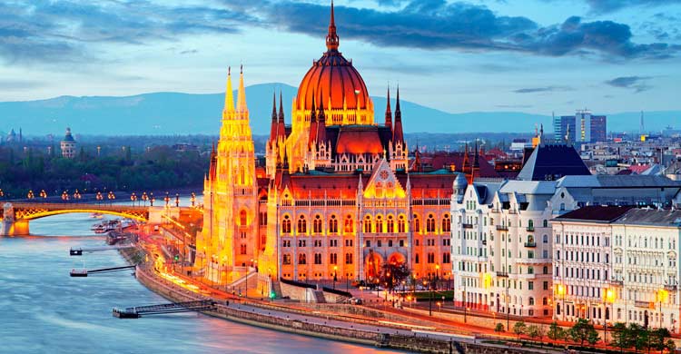 Imagen del Parlamento de Budapest al anochecer (iStock)