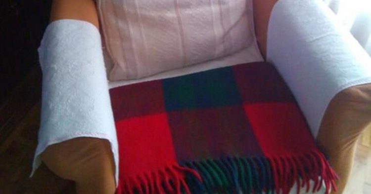 Sofá con manta (Fuente: @elperricano en Twitter)