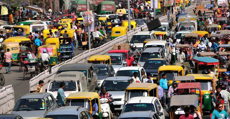 Los problemas de tráfico son una constante en ciudades como Delhi (iStock)