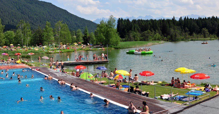 Imagen de uno de los lagos turísticos del Tirol. (http://hotelschoenegg.at)