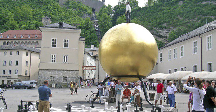 Obra de Stephan Balkenhol en Kapitelplatz. OlgaRakhm (iStock)