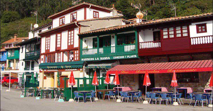 Restaurante Rompeolas, a la derecha (http://www.asturiasenimagenes.com)