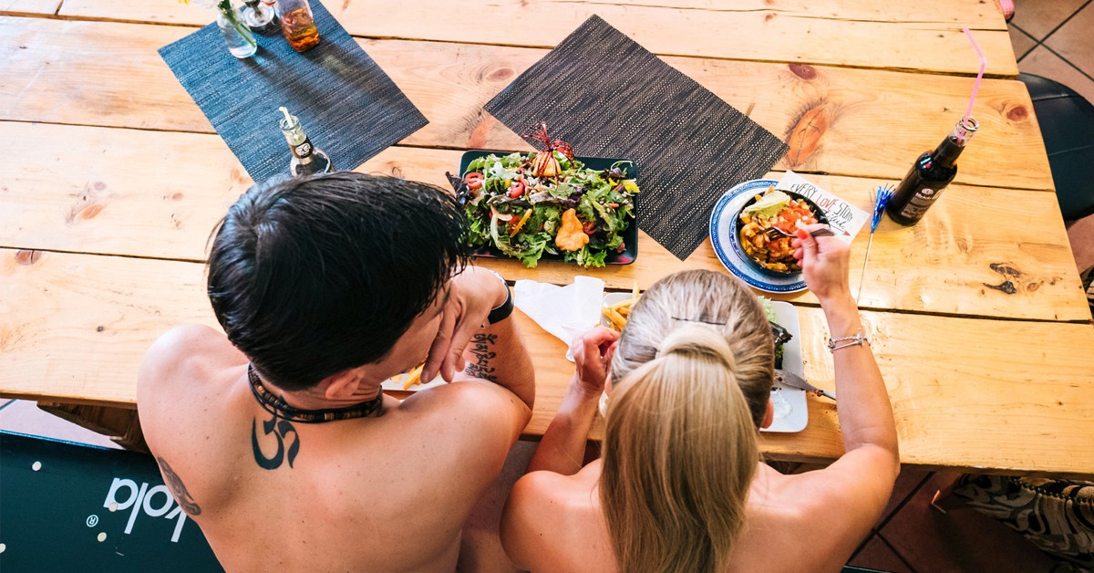 Pareja en el Black Cat durante la feria Venus. Travel and Leisure