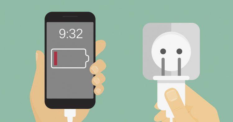 Cargar el móvil (iStock)