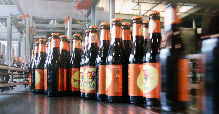 Embotellando Brugse Bok. De Halve Maan (Facebook)