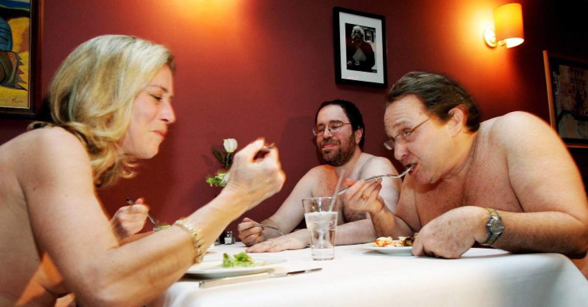 Comensales a la mesa. Co Dinners