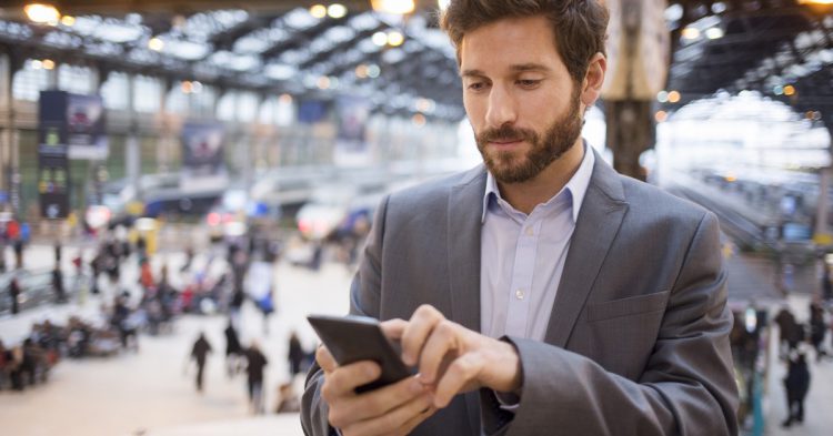 Contactando mediante redes sociales (iStock)