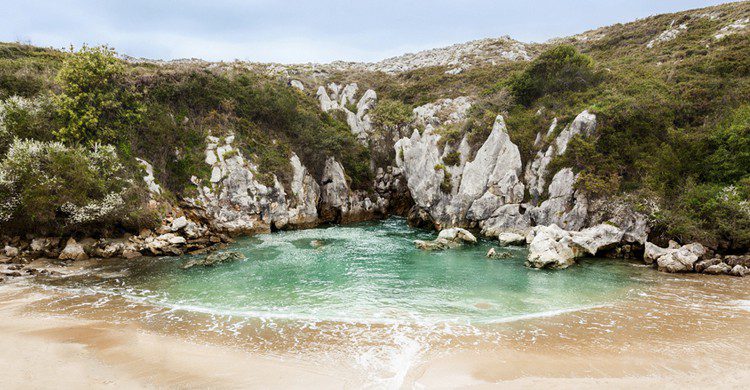 Playa Gulpiyuri. esp2k (iStock)