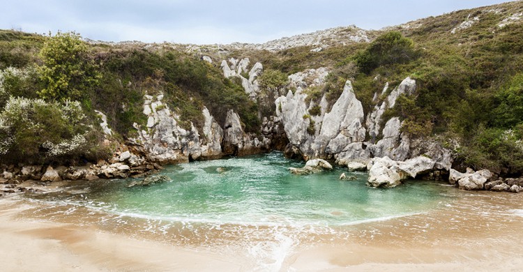 Playa Gulpiyuri. esp2k (iStock)