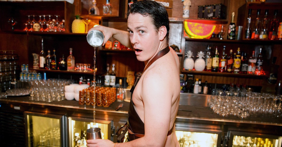 El coctelero, en cueros. Jo & Lehmo’s Nude Food (http://www.gold1043.com.au) 