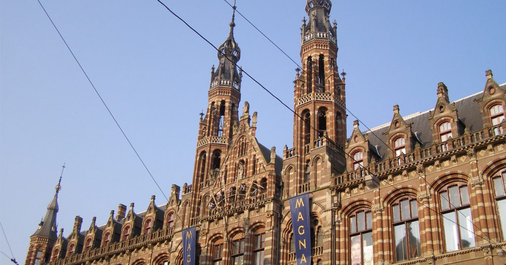 Fachada del Magna Plaza (taver, Foter)