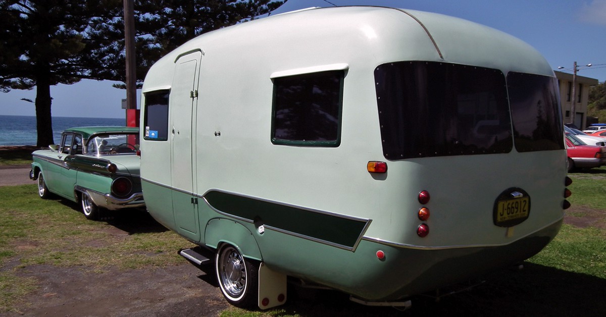 Ford Fairlane 500 sedan con una caravana vintage Sunliner. sv1ambo (Foter)