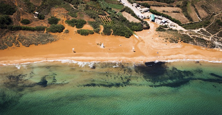 Ramla Bay desde el aire. Mike Gatt (iStock)