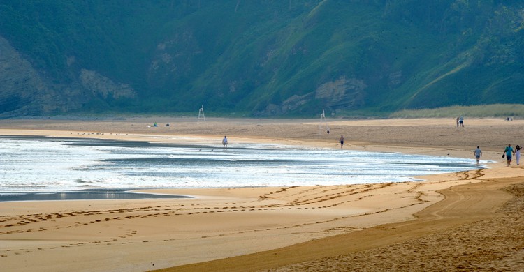 Playa de Rodiles. aagay (Foter)