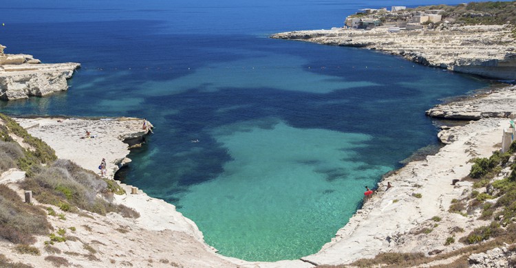 Playa de roca. jarino47 (iStock)