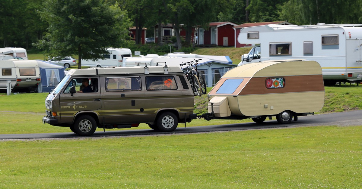 Westfalia Joker Club y una mini caravana. Vetatur Fumare (Foter)
