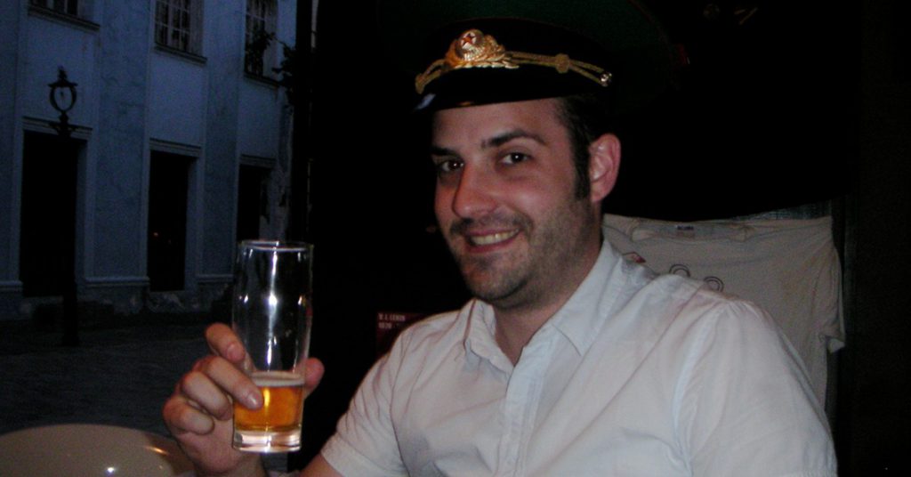 En el bar KGB de Tbilisi. essential (beatfinger-Foter)