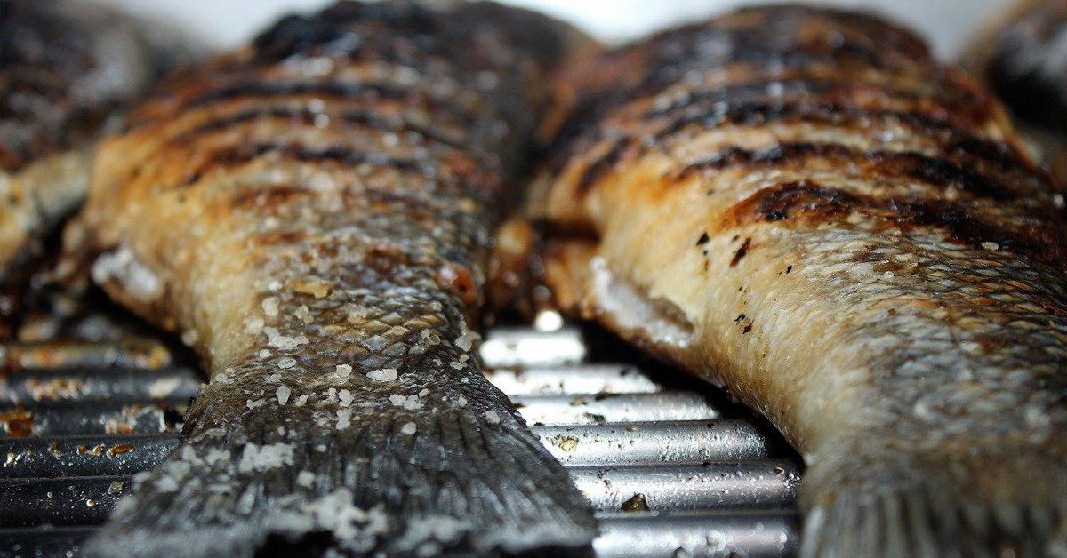 Pescado a la brasa. Tira do Cordel (Facebook)