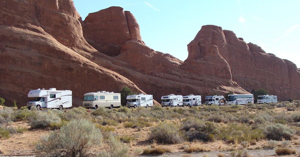 Caravana de autocaravanas en Arches. iagoarchangel (Foter)