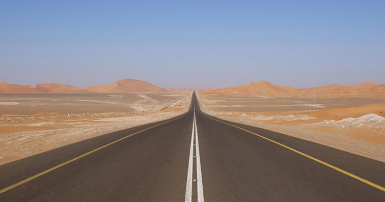 Autopista recta en Arabia Saudí (Flickr)