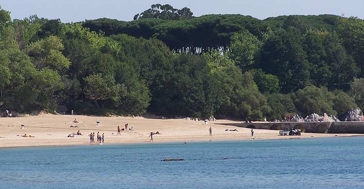 Playa de los Bikinis (turismodecantabria.com)