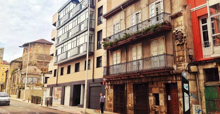 El edificio habitado más antiguo de Santander está en la calle Alta (eltomavistasdesantander.com)