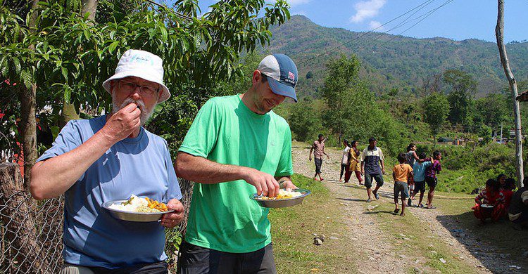 Comiendo dal bhat en Nayasanghu. Richard Friedericks (Foter)