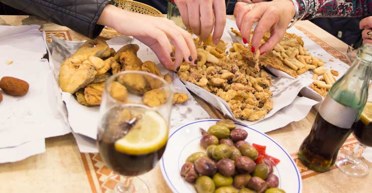 En Cádiz puedes disfrutar de sabrosas frituras de pescado, conocidas como surtidos (iStock)